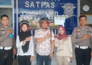 Antusias Pemohon SIM Terima Helm Gratis, Baur SIM Turun