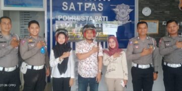 Antusias Pemohon SIM Terima Helm Gratis, Baur SIM Turun