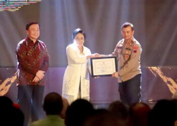 Terima Prestasi Terbaik, Menteri PPPA Berikan Penghargaan ke Kapolda Jateng