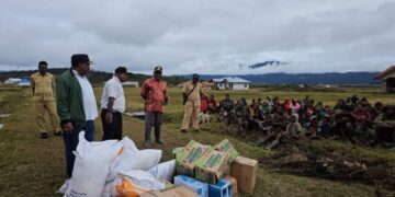 Kapolri Salurkan Paket Sembako ke Masyarakat Papua Tengah