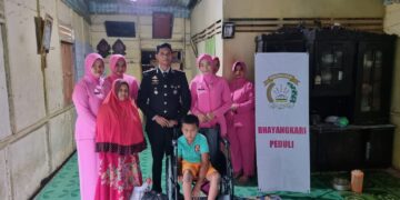 Polri Peduli, Kapolsek Rambahhilir Berikan Alat Kesehatan Pada Penderita Disabilitas