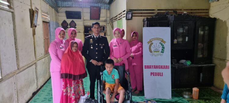 Polri Peduli, Kapolsek Rambahhilir Berikan Alat Kesehatan Pada Penderita Disabilitas