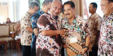 Diatas 30 Tahun Kerja, Henggar Serahkan SK Pensiun ASN