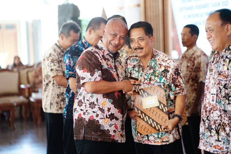 Diatas 30 Tahun Kerja, Henggar Serahkan SK Pensiun ASN