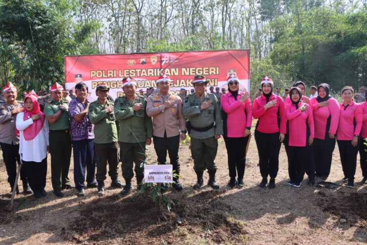 Penanaman 1000 Pohon di Desa Regaloh Tlogowungu, Begini Harapan Kapolresta Pati