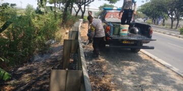 Kebakaran Rumput, Polisi Turun Padamkan Api