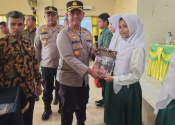 Kapolres Rohul Distribusikan 800 Eksemplar Buku Ke SMAN I Rambah