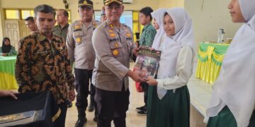Kapolres Rohul Distribusikan 800 Eksemplar Buku Ke  SMAN I Rambah
