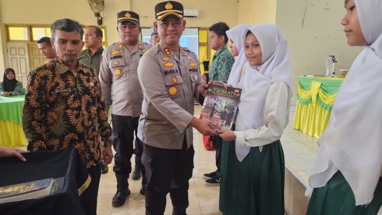 Kapolres Rohul Distribusikan 800 Eksemplar Buku Ke  SMAN I Rambah