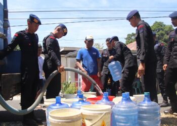 Aksi Nyata, Brimob Bone Turunkan Air Bersih