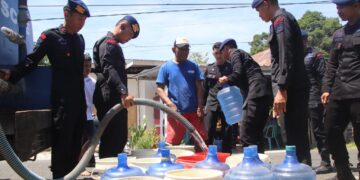 Aksi Nyata, Brimob Bone Turunkan Air Bersih