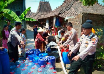 Ribuan Warga Mengalami Kesulitan Air Bersih, Polres Kudus Turunkan Bantuan