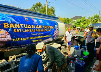 Sumur Warga Kering, Satlantas Polresta Pati Turunkan Bantuan Air Bersih