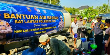Sumur Warga Kering, Satlantas Polresta Pati Turunkan Bantuan Air Bersih