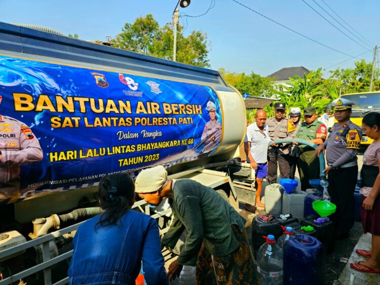 Sumur Warga Kering, Satlantas Polresta Pati Turunkan Bantuan Air Bersih