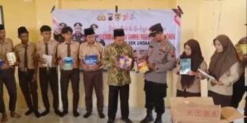 Sejumlah SD dan Ponpes Terima Pembagian Buku