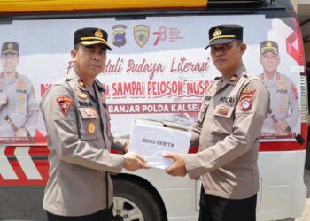 Antusias Penerima Buku, Murid – Murid Ucapkan Terima Kasih ke Polres Banjar