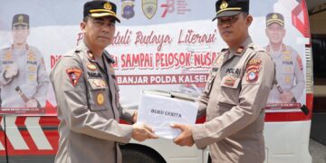 Antusias Penerima Buku, Murid – Murid Ucapkan Terima Kasih ke Polres Banjar