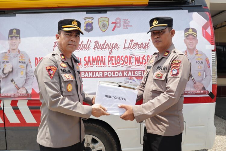 Antusias Penerima Buku, Murid – Murid Ucapkan Terima Kasih ke Polres Banjar