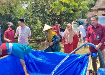 Sejumlah Desa Terdampak Kekeringan, Drs. KH. Najib Suyuthi,M.Ag dan Agung Gelar Aksi