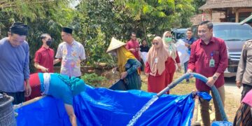 Sejumlah Desa Terdampak Kekeringan, Drs. KH. Najib Suyuthi,M.Ag dan Agung Gelar Aksi