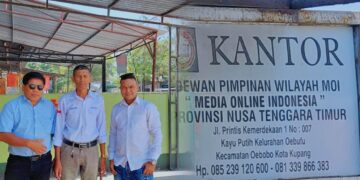 Andre Lado Serahkan Media Subsidi MOI Ke Anggota Peradi Oelamasi