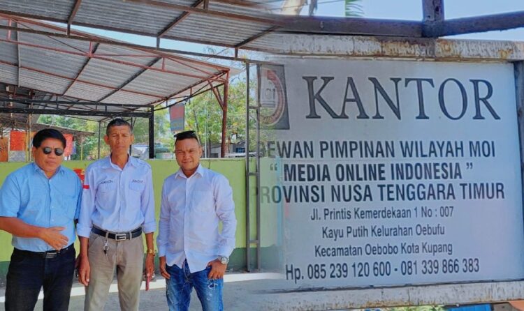 Andre Lado Serahkan Media Subsidi MOI Ke Anggota Peradi Oelamasi