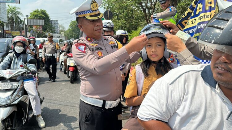 Para Pengendara Kaget, Satlantas Polresta Pati Beri Kejutan