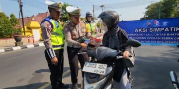 Pengendara Taat Aturan, Satlantas Polres Jepara Bagikan Helm, Coklat dan Bunga