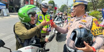 Jelang Akhir Operasi Zebra Candi 2023, Satlantas Polresta Pati Bagikan Ratusan Helm SNI