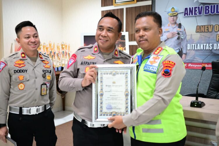 Keberhasilan di Raih Kembali, Dirlantas Polda Jateng Berikan Penghargaan ke Satlantas Polresta Pati