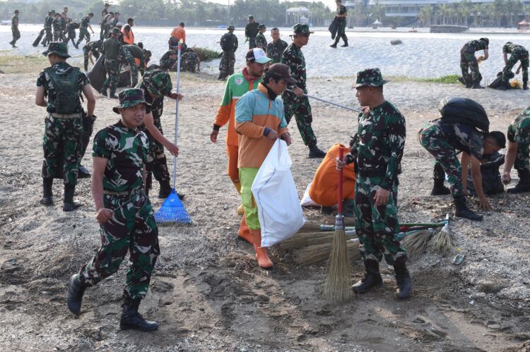 Corp Keuangan TNI AD Gelar Karya Bakti Pembersihan Pantai