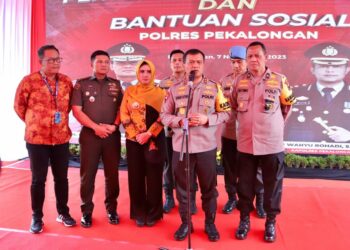 Wilayah Pekalongan Kekeringan, Kapolda Jateng Turunkan Bantuan Sumur Bor dan Paket Sembako