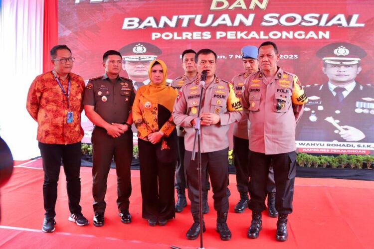 Wilayah Pekalongan Kekeringan, Kapolda Jateng Turunkan Bantuan Sumur Bor dan Paket Sembako