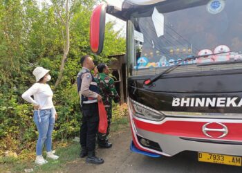 Macet di Jalur Pati-Batangan, Polisi Lakukan Aksi Humanis Berbagi Nasi Bungkus