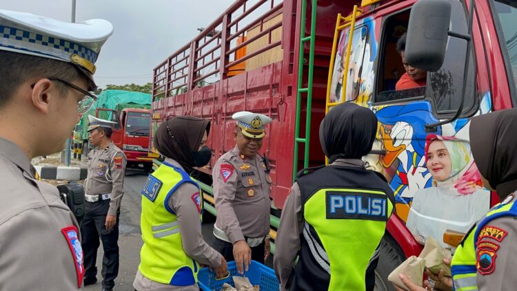 Macet Jalan Pantura, Kasatlantas Polresta Pati Berbagi Nasi ke Pengemudi