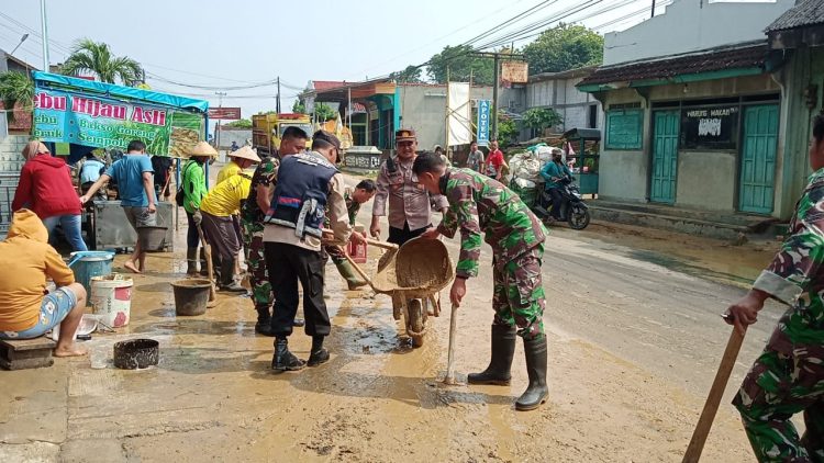 Peduli Lingkungan, TNI – Polri dan Warga Bersihkan Lumpur Dijalan