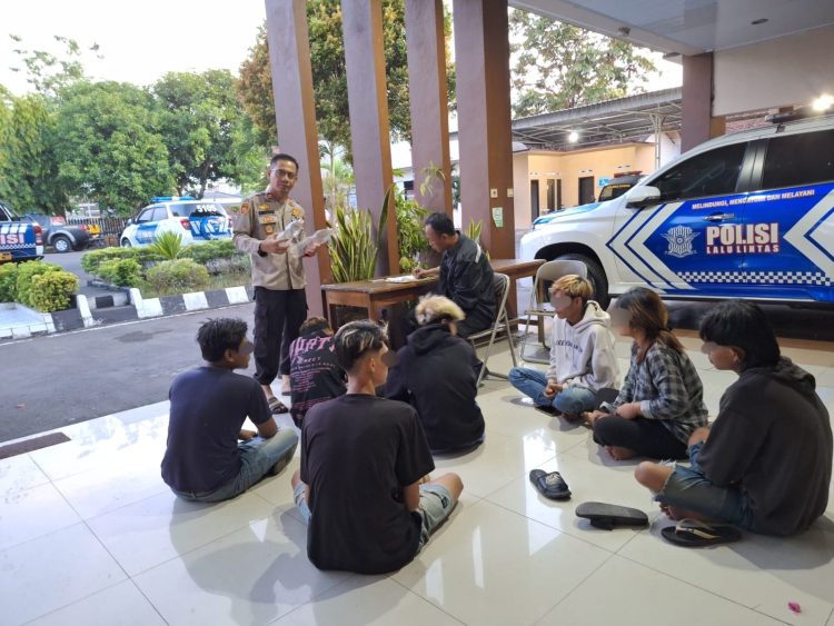 Asyik Pesta Miras, Polisi Malah Datang