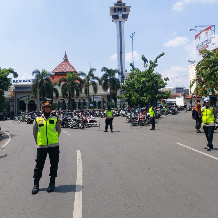 Kewajiban Shalat Jumat, Polwan Kudus Berjaga