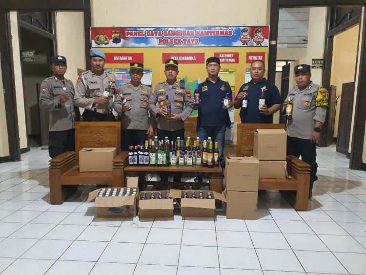Tidak Ada Toleransi Bagi Penjual Miras, Kapolsek Tayu Lakukan Operasi