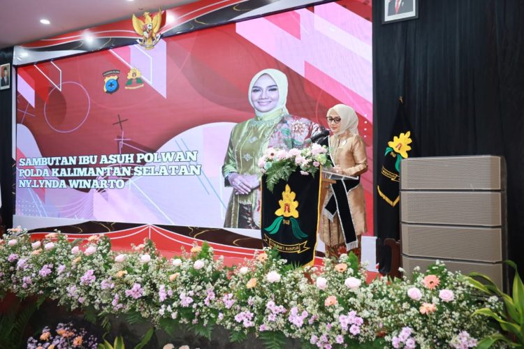 Ny. Lynda Winarto Sebagai Ibu Asuh Polwan Polda Kalsel
