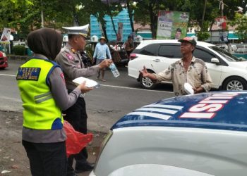 Polisi Peduli Rakyat, Wakasat Lantas Polresta Pati Berbagi Nasi Kotak