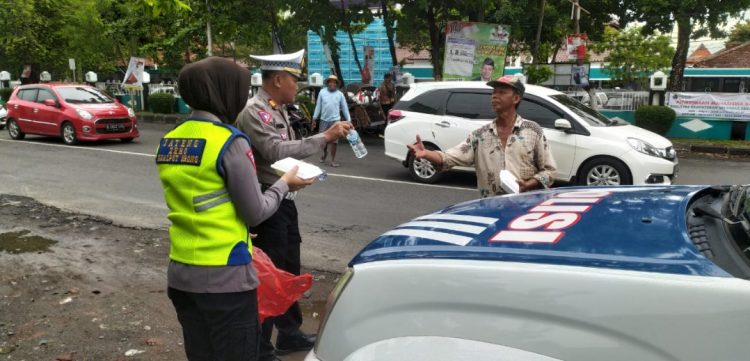 Polisi Peduli Rakyat, Wakasat Lantas Polresta Pati Berbagi Nasi Kotak