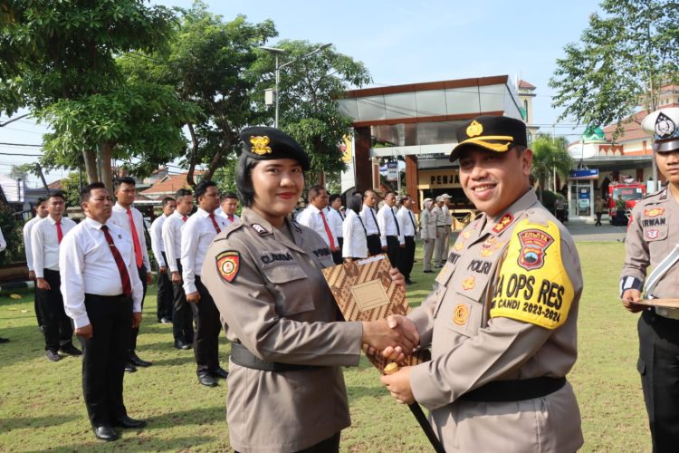 18 Personil Terbaik, Kapolres Kudus Berikan Dedikasi Penghargaan