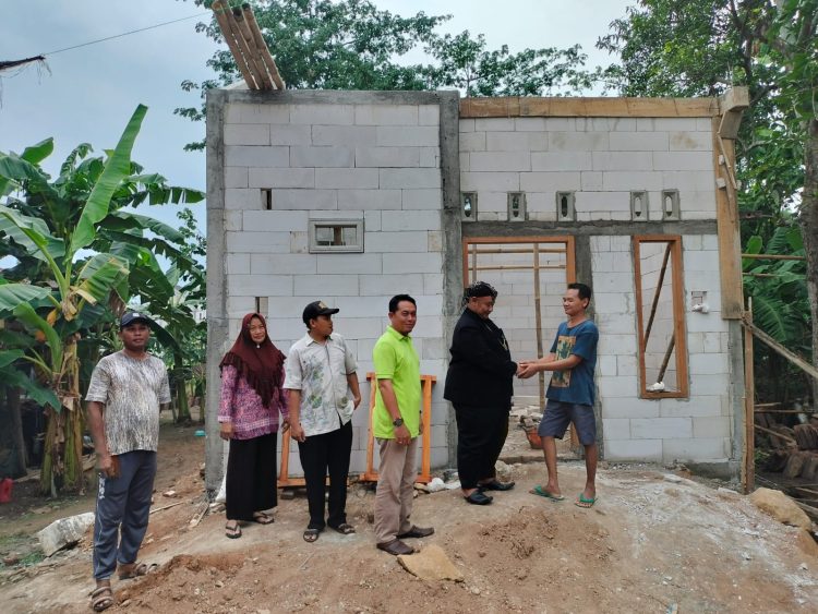 Tepat Sasaran, Kades dan Camat Widarijaksa Cek Dua Warga Penerima RTLH