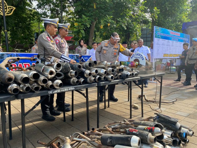 Luar Biasa !!! Polres Kudus Musnahkan 427 Knalpot Brong