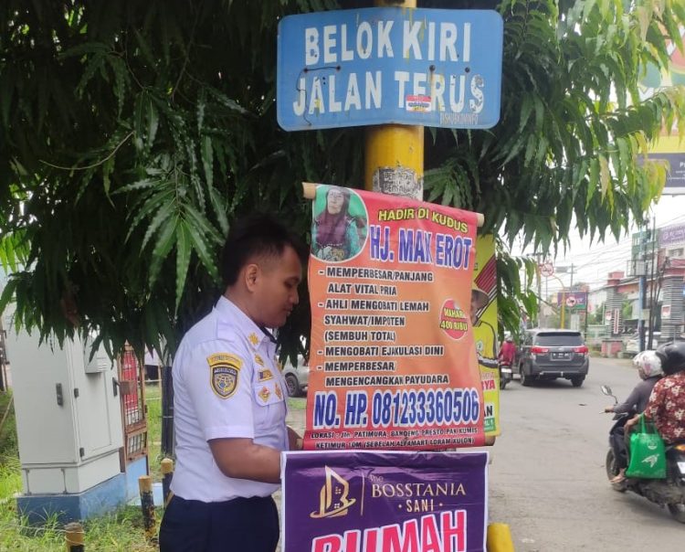Tertibkan Banner Terpasang di Rambu Lalu Lintas