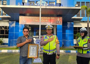 Polisi Mitra Media, Kasatlantas Polresta Pati Berikan Piagam Penghargaan