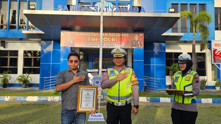 Polisi Mitra Media, Kasatlantas Polresta Pati Berikan Piagam Penghargaan