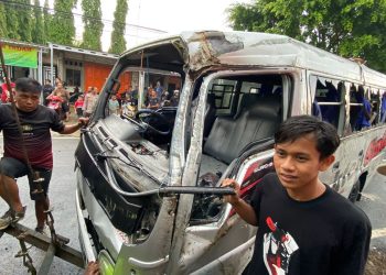 Peristiwa Mobil Guling Bikin Heboh, 14 Orang Dibawa ke Rumah Sakit